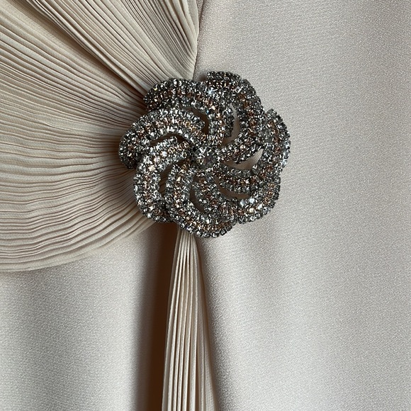 Daymore Couture. Size 12 Evening Gown / Wedding Dress. - Picture 3 of 8